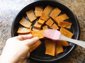 再在南瓜另一面，刷上一层蜂蜜。