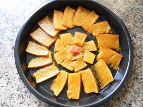 将南瓜摆好盘后，放一小勺番茄酱点缀在盘中心。