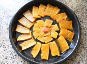 将南瓜摆好盘后，放一小勺番茄酱点缀在盘中心。