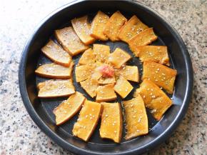 在南瓜表面撒上一些白芝麻作点缀。