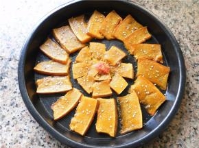 在南瓜表面撒上一些白芝麻作点缀。