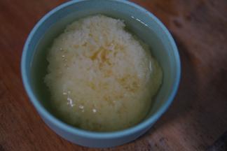 干银耳冷水泡开，泡一个小时左右