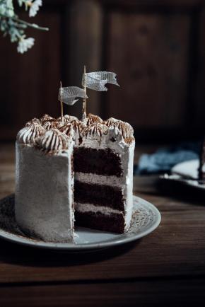 16 最后简裱花嘴简单挤几朵花，装饰一下，撒上可可粉。也可以根据自己喜好做其他装饰