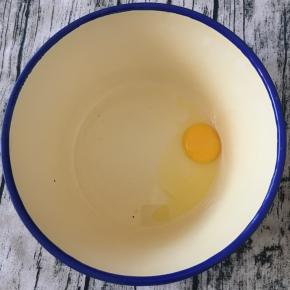 大碗里倒入植物油、打入鸡蛋