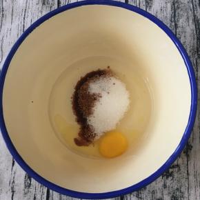 倒入红糖和细砂糖，充分搅拌均匀，但不要打起泡