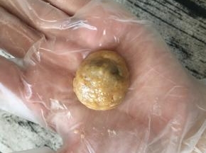 手上沾点干粉，捏起一块面糊，搓成圆球形