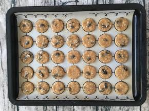 把面糊压扁，并排入烤盘。放入预热好的烤箱烤焙