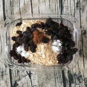 在另一个碗里，把面粉、燕麦片、葡萄干、泡打粉、小苏打粉、肉桂粉混合均匀，把第5步的粉类混合物倒入第4步的液体混合物中，并用橡皮刮刀小心地搅拌均匀，成为湿润的面糊