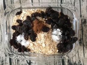 在另一个碗里，把面粉、燕麦片、葡萄干、泡打粉、小苏打粉、肉桂粉混合均匀，把第5步的粉类混合物倒入第4步的液体混合物中，并用橡皮刮刀小心地搅拌均匀，成为湿润的面糊