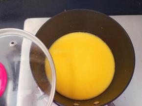 小火加热牛奶，搅拌黄油融化，加热就行，不煮沸，加盖闷下