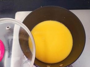 小火加热牛奶，搅拌黄油融化，加热就行，不煮沸，加盖闷下