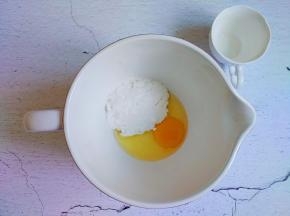 盆中倒入鸡蛋和蛋黄，再加入糖粉