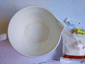 再筛入低筋面粉，搅拌均匀成面糊