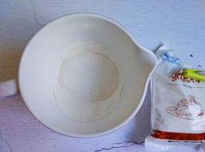 再筛入低筋面粉，搅拌均匀成面糊