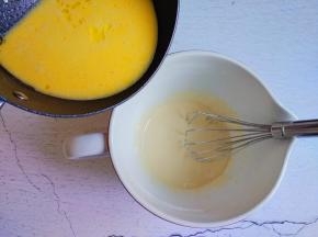 再倒入温热的牛奶香草液，分3次加入，每次搅拌均匀