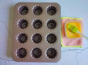 模具上涂上一层黄油