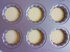 取出液体搅拌一下，再过滤一遍，倒入模具八分满。
    烤箱200预热   上下火 中层 30分钟，再转中下层40分钟