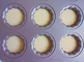 取出液体搅拌一下，再过滤一遍，倒入模具八分满。
    烤箱200预热   上下火 中层 30分钟，再转中下层40分钟