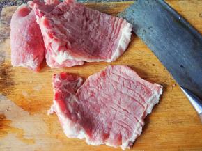 洗干净大排，沥干水分，用刀背敲松大排，       
正反两面都需要，切断肥膘白膜链接处，放盆里备用