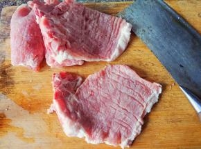 洗干净大排，沥干水分，用刀背敲松大排，       
正反两面都需要，切断肥膘白膜链接处，放盆里备用