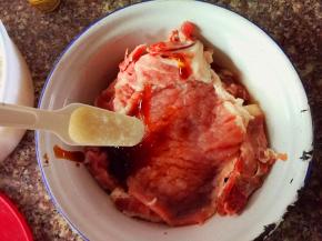 加入白糖，让肉混合均匀，腌制15分钟