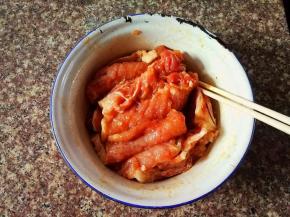 腌制时候可以隔几分钟来反面，这样更加容易入味