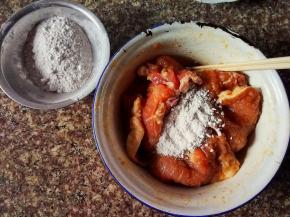 腌制好后再倒入番薯淀粉，先到一部分让一片两面挂上粉，