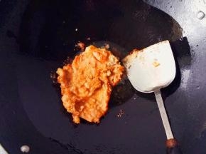 在锅中倒入油，把挂好粉的大排一片放入锅中，煎到两面金黄，依次完成，避免糊锅