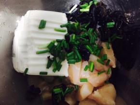 鸡肉切成小块，加入洗净泡发后切碎的木耳、葱花、半块豆腐，放入榨汁机搅打成泥