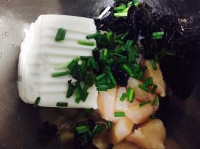 鸡肉切成小块，加入洗净泡发后切碎的木耳、葱花、半块豆腐，放入榨汁机搅打成泥
