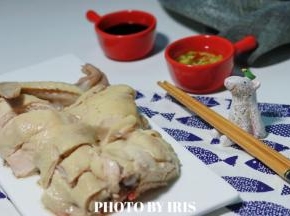 充分冷却后的鸡捞出切块，装盘，搭配蘸料即可
