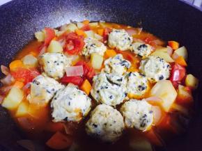 炖至土豆萝卜变熟，加入炸好的丸子，小火煲三分钟即可