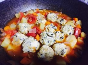 炖至土豆萝卜变熟，加入炸好的丸子，小火煲三分钟即可