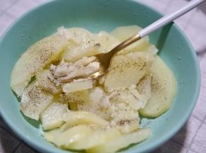 用勺子压成泥