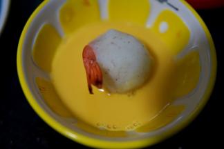 做好的土豆虾球放入鸡蛋液滚一圈