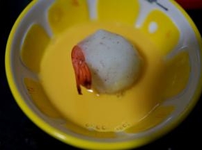 做好的土豆虾球放入鸡蛋液滚一圈
