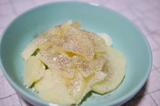 放入适量食盐和胡椒粉