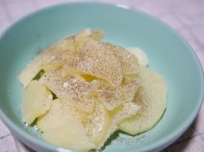 放入适量食盐和胡椒粉