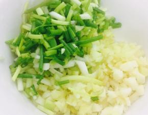 准备调味料：葱姜蒜切碎放入碗中