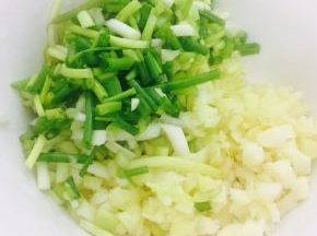准备调味料：葱姜蒜切碎放入碗中