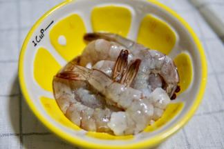 鲜虾洗干净，去虾线，把壳也去掉，留虾尾一点点比较好看