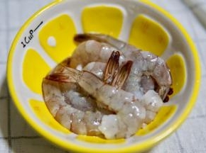 鲜虾洗干净，去虾线，把壳也去掉，留虾尾一点点比较好看