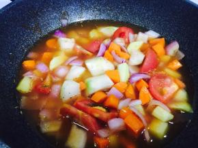 翻炒均匀，然后注入清水，没过食材，大火烧开转中火炖煮