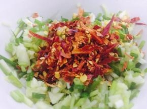 加入适量干辣椒碎
