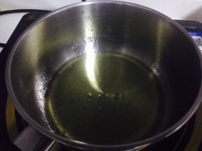 热锅倒油，待油温变热，关火