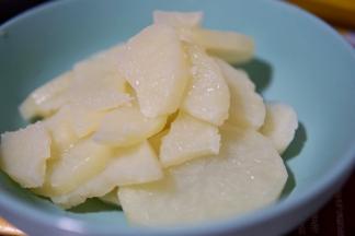 蒸至全熟后夹出来放在碗内