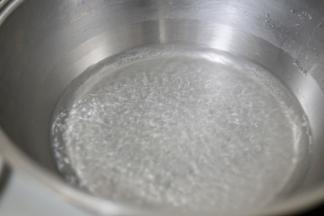 再煮适量开水准备烫虾