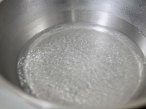 再煮适量开水准备烫虾