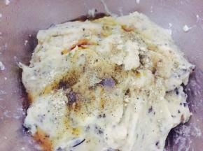 然后加入盐、黑胡椒、鸡粉，调拌均匀