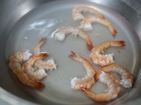 水沸后烫到变色马上捞出